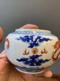 Een Chinese blauw-witte en ijzerrode wijnkom en warmer met draken tussen de wolken, Daoguang merk en periode