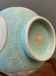 Vase en porcelaine de Chine &agrave; d&eacute;cor en grisaille sur fond turquoise, sign&eacute; Wan Yu 玩玉, marque et probablement &eacute;poque de Qianlong