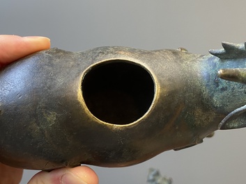 Een paar Chinese bronzen wierookbranders in de vorm van jongens op kylins, Ming