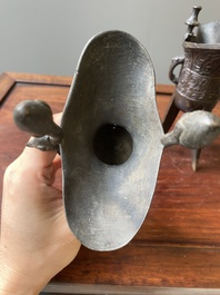 Twee Chinese bronzen rituele wijnbekers, 'jue', 18/19e eeuw