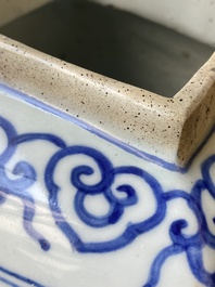 Vase en porcelaine de Chine en bleu et blanc &agrave; d&eacute;cor d'un &eacute;tang &agrave; lotus, marque et probablement &eacute;poque de Jiajing