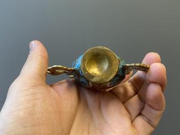Een Chinese cloisonn&eacute; kalebasvaas en een groep met twee eenden in email en zilver, 19/20e eeuw