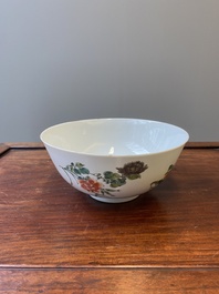 A Chinese famille verte bowl with a bird and various insects, Guangxu mark, 19/20th C.