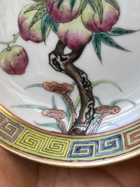 Een paar Chinese famille rose 'negen perziken' schotels, Guangxu merk en periode