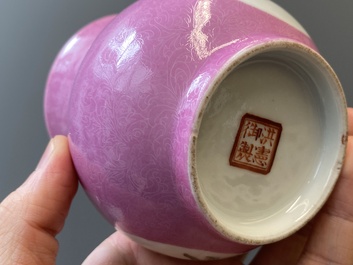 Paire de crachoirs en porcelaine de Chine famille rose, 'zhadou', marque de Hongxian, R&eacute;publique
