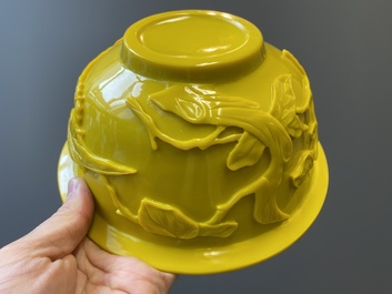Twee Chinese kommen met reli&euml;fdecor in geel Peking glas, 19/20e eeuw