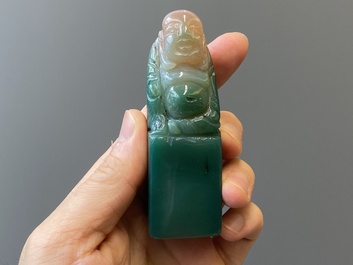 Une &eacute;pingle &agrave; cheveux en jade blanc et deux sceaux en jade, Chine, Qing