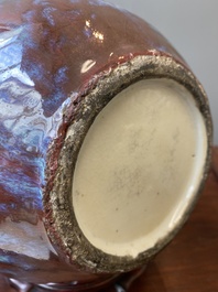 Vase de forme bouteille en porcelaine de Chine &agrave; &eacute;mail flamb&eacute;, 19&egrave;me