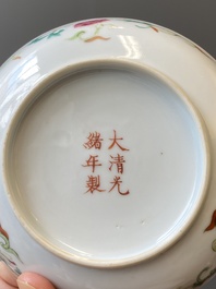 Een paar Chinese famille rose 'negen perziken' schotels, Guangxu merk en periode