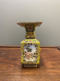 Vase &agrave; d&eacute;cor d'Europ&eacute;ens en &eacute;maux de Canton &agrave; fond jaune, Chine, marque et &eacute;poque de Qianlong