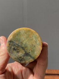Twee Chinese jade penselenbekers, Qing