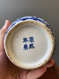 Twee paar Chinese blauw-witte en famille rose vazen, 19/20e eeuw
