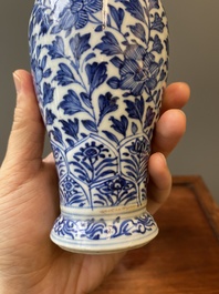 Een paar Chinese blauw-witte vazen met zilveren monturen, Kangxi
