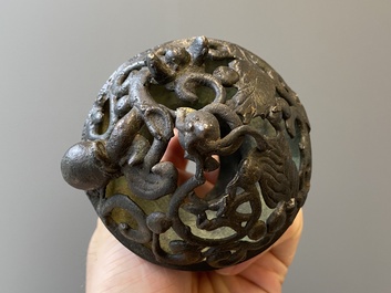 Paire de br&ucirc;le-parfums en forme d'&eacute;l&eacute;phant en bronze, Chine, Ming