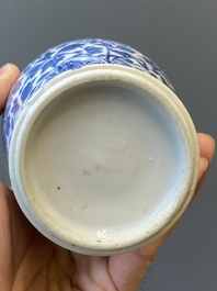 Een paar Chinese blauw-witte vazen met zilveren monturen, Kangxi