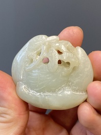 Vier Chinese snijwerken in witte en celadon jade, Qing/Republiek