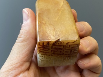 Une &eacute;pingle &agrave; cheveux en jade blanc et deux sceaux en jade, Chine, Qing