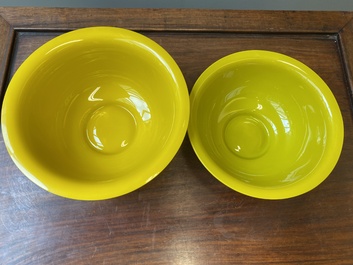 Twee Chinese kommen met reli&euml;fdecor in geel Peking glas, 19/20e eeuw