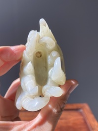 Main de Bouddha en jade blanc sculpt&eacute; sur socle en bois, Chine, Qing