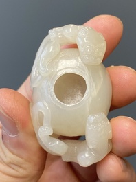 Vier Chinese snijwerken in witte en celadon jade, Qing/Republiek