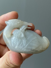 Deux sculptures en jade blanc d'un canard mandarin et d'un b&eacute;lier avec son agneau, Chine, Qing