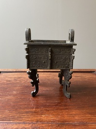 R&eacute;cipient &agrave; nourriture rituel archa&iuml;que en bronze dans le style des Zhou de l'Ouest, 'fangding', Chine, marque de Bao Ding Zhen Yong 寶鼎珍用, Ming