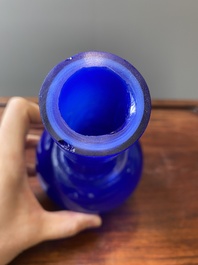 Een Chinese flesvormige vaas in translucent blauw glas, Xianfeng merk en periode