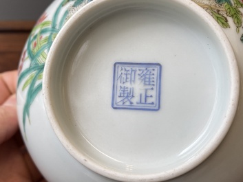 Bol en porcelaine de Chine famille rose &agrave; d&eacute;cor de pies entour&eacute;es de pivoines, marque de Yongzheng, R&eacute;publique