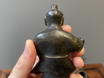 Een paar Chinese bronzen wierookbranders in de vorm van jongens op kylins, Ming