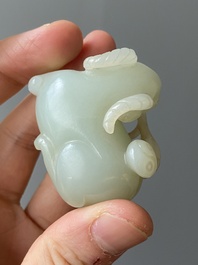 Deux sculptures en jade blanc d'un canard mandarin et d'un b&eacute;lier avec son agneau, Chine, Qing
