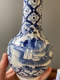 Twee paar Chinese blauw-witte en famille rose vazen, 19/20e eeuw