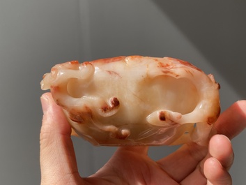 Lave-pinceaux en agate rose sculpt&eacute;e figurant un chilong, Chine, Qing