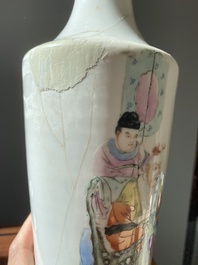 Paire de vases de forme rouleau en porcelaine de Chine famille rose, marque de Hongxian, R&eacute;publique