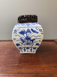 Vase en porcelaine de Chine en bleu et blanc &agrave; d&eacute;cor d'un &eacute;tang &agrave; lotus, marque et probablement &eacute;poque de Jiajing