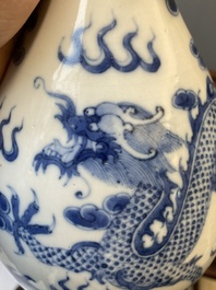 Een Chinese blauw-witte flesvormige 'draak en feniks' vaas, 19e eeuw