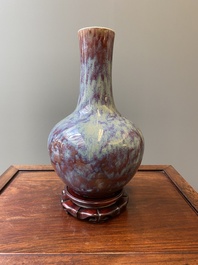 Vase de forme bouteille en porcelaine de Chine &agrave; &eacute;mail flamb&eacute;, 19&egrave;me