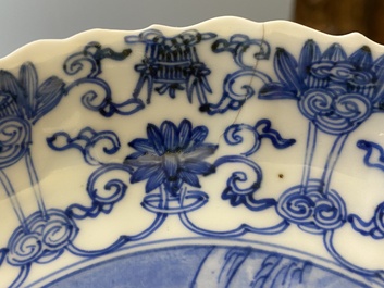 Drie Japanse blauw-witte 'Joosje te paard' borden in Chinese Kangxi-stijl, Edo, 18e eeuw