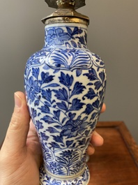 Een paar Chinese blauw-witte vazen met zilveren monturen, Kangxi