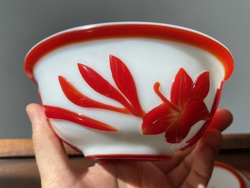 Paire de bols en verre overlay de P&eacute;kin en rouge sur blanc &agrave; d&eacute;cor floral, Chine, 19&egrave;me
