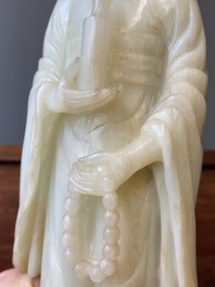 Een Chinese celadon jade sculptuur van Guanyin, Qing