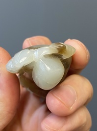 Vier Chinese snijwerken in witte en celadon jade, Qing/Republiek