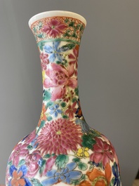 Twee paar Chinese blauw-witte en famille rose vazen, 19/20e eeuw