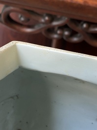 Vase en porcelaine de Chine en bleu et blanc &agrave; d&eacute;cor d'un &eacute;tang &agrave; lotus, marque et probablement &eacute;poque de Jiajing