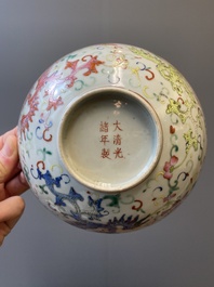 Een Chinese famille rose 'feniksen' kom, Guangxu merk en periode