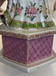 Een grote Chinese famille rose figuur met beweegbaar hoofd, 19/20e eeuw
