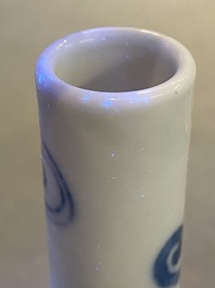 Vase de forme bouteille en porcelaine de Chine en bleu et blanc &agrave; d&eacute;cor d'un dragon, marque de Yongzheng, probablement R&eacute;publique