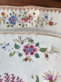Een Chinese famille rose dekselterrine op onderschotel, Qianlong