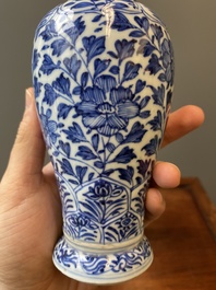 Een paar Chinese blauw-witte vazen met zilveren monturen, Kangxi