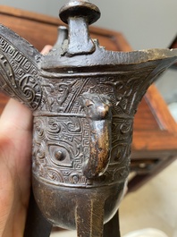 Twee Chinese bronzen rituele wijnbekers, 'jue', 18/19e eeuw