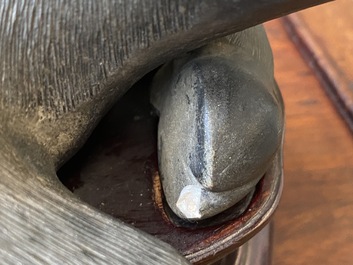 Een grote Chinese grisaille sculptuur van een liggende buffel op houten sokkel, 18/19e eeuw